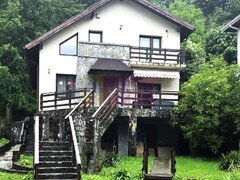 Vila in Sinaia cu parau in curte si view superb